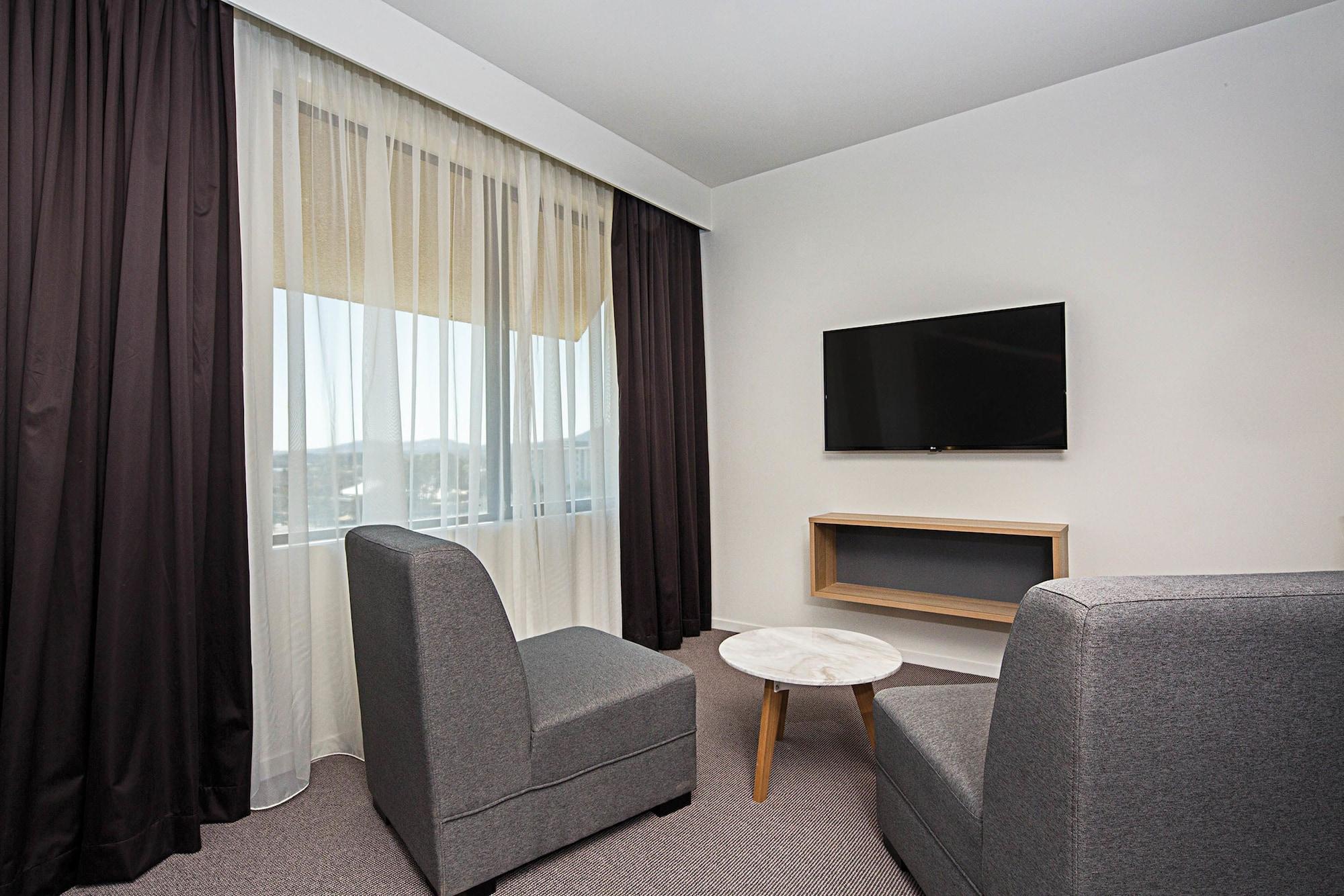 Mantra Macarthur Hotel Канберра Экстерьер фото