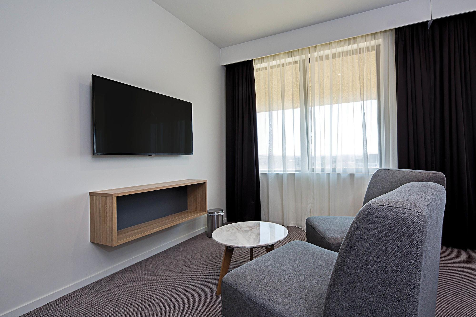 Mantra Macarthur Hotel Канберра Экстерьер фото