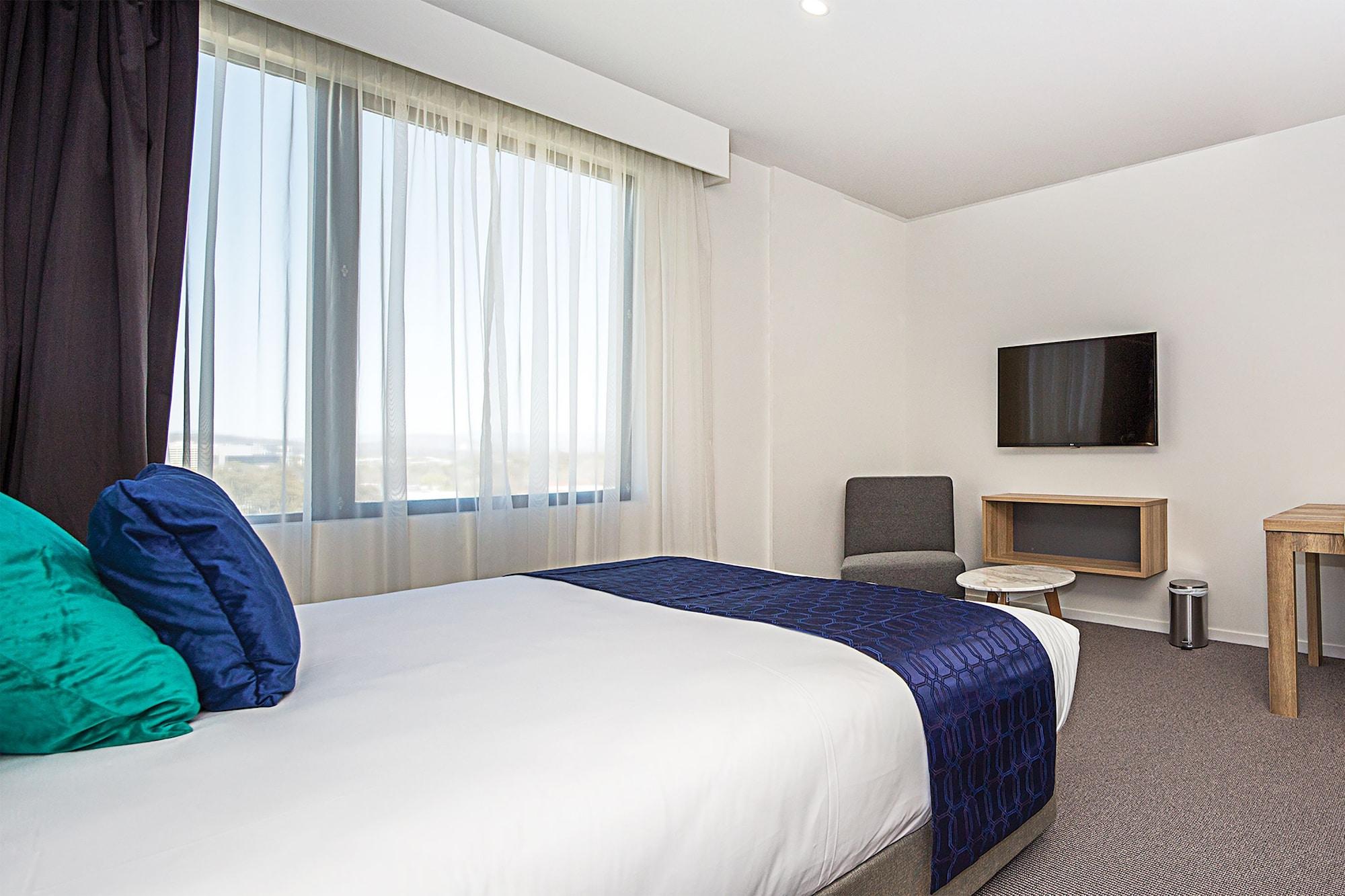 Mantra Macarthur Hotel Канберра Экстерьер фото